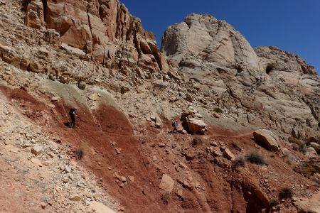 Úzká pěšinka přes červené skály  ve Spring Canyonu